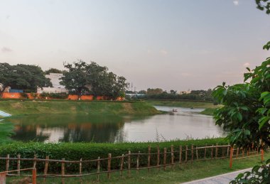 Tamil dilinde Chethupattu Aeri olarak da bilinen Chetpet gölü. 