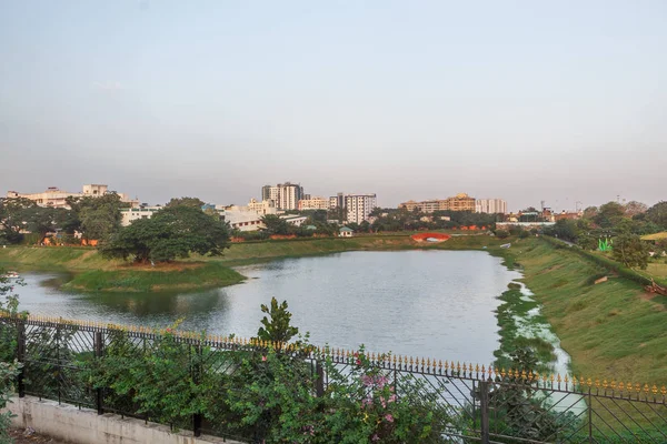 Tamil dilinde Chethupattu Aeri olarak da bilinen Chetpet gölü. 