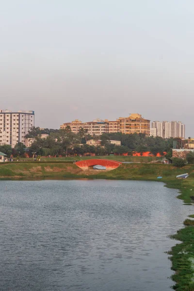 Tamil dilinde Chethupattu Aeri olarak da bilinen Chetpet gölü. 