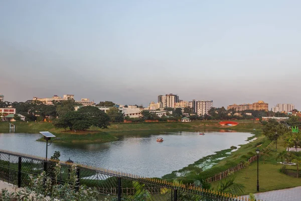 Tamil dilinde Chethupattu Aeri olarak da bilinen Chetpet gölü. 