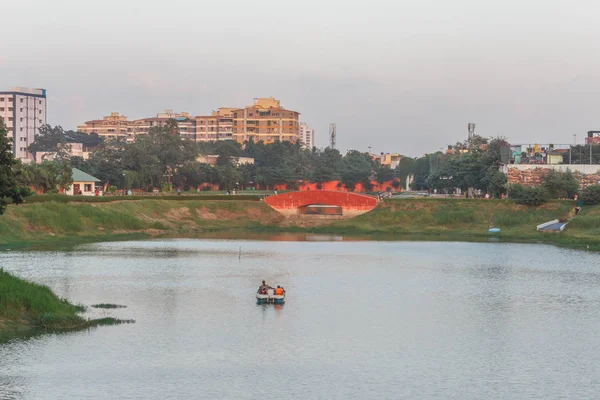 Tamil dilinde Chethupattu Aeri olarak da bilinen Chetpet gölü. 