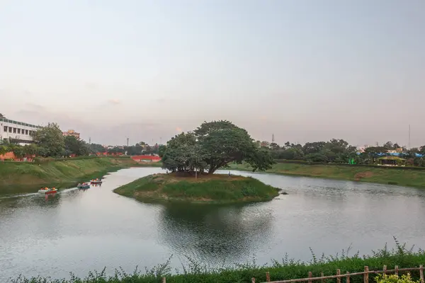 Tamil dilinde Chethupattu Aeri olarak da bilinen Chetpet gölü. 