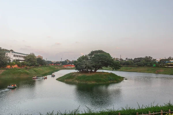 Tamil dilinde Chethupattu Aeri olarak da bilinen Chetpet gölü. 