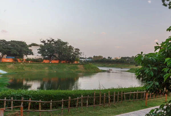 Tamil dilinde Chethupattu Aeri olarak da bilinen Chetpet gölü. 