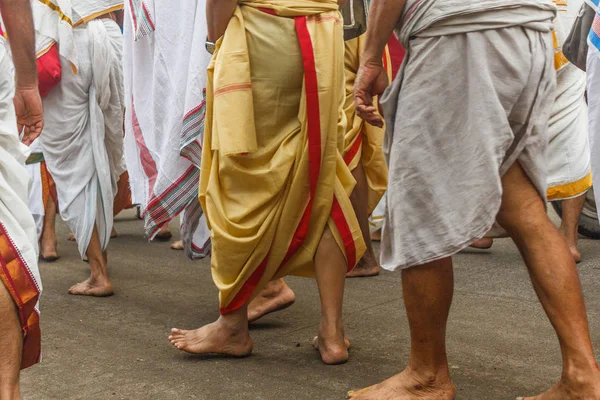 ヒンズー教の司祭のグループは 主題に選択的に焦点を当てて チェンナイインドの宗教的な領主や神を賞賛することによって歩いて歌うのを見ました — ストック写真