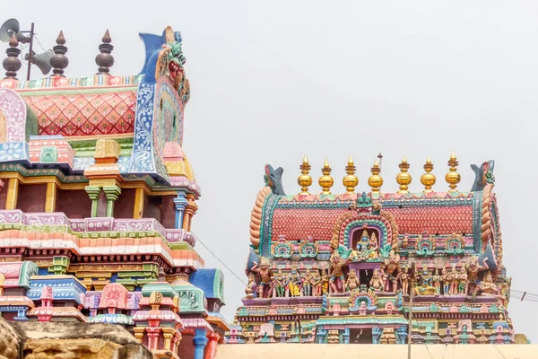 Ramaswamy tapınağında Hindu tapınak kulesi görünümü, Kumbakonam, Tamilnadu, Hindistan. Güney Hindistan'da çok ünlü bir tapınak ve bu tapınak festival sezonunda adanmışların sayısı ağırlıyor.