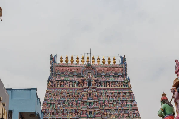 Saranga kulesinde farklı tanrı ve tanrıça heykelleri görünümü — Stok fotoğraf