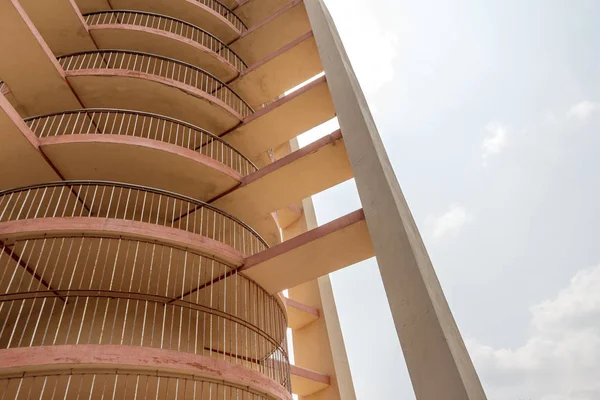 Modern bir spiral kule