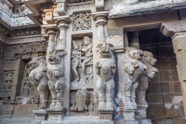 Kanchipuram kailasanathar tapınağının antik tapınağı ve 685-705ad döneminde kumtaşı bileşik malzeme kullanılarak inşa edilmiş oymalar ve türbeler çok sayıda içerir.konuya düşük ışık seçici odak