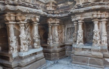 Kanchipuram kailasanathar tapınağının antik tapınağı ve 685-705ad döneminde kumtaşı bileşik malzeme kullanılarak inşa edilmiş oymalar ve türbeler çok sayıda içerir.konuya düşük ışık seçici odak
