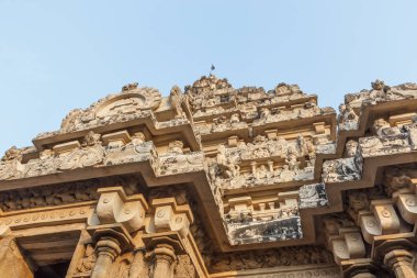 Kanchipuram kailasanathar tapınağının antik tapınağı ve 685-705ad döneminde kumtaşı bileşik malzeme kullanılarak inşa edilmiş oymalar ve türbeler çok sayıda içerir.konuya düşük ışık seçici odak