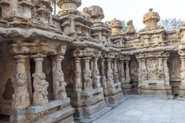 Kanchipuram kailasanathar tapınağının antik tapınağı ve 685-705ad döneminde kumtaşı bileşik malzeme kullanılarak inşa edilmiş oymalar ve türbeler çok sayıda içerir.konuya düşük ışık seçici odak