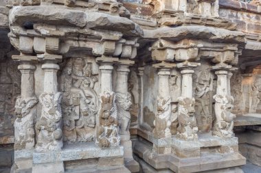 Kanchipuram kailasanathar tapınağının antik tapınağı ve 685-705ad döneminde kumtaşı bileşik malzeme kullanılarak inşa edilmiş oymalar ve türbeler çok sayıda içerir.konuya düşük ışık seçici odak