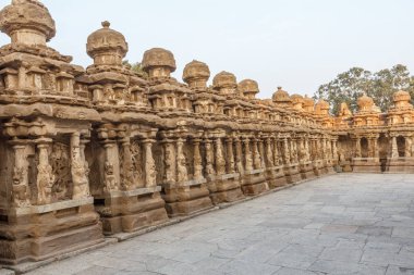 Kanchipuram kailasanathar tapınağının antik tapınağı ve 685-705ad döneminde kumtaşı bileşik malzeme kullanılarak inşa edilmiş oymalar ve türbeler çok sayıda içerir.konuya düşük ışık seçici odak