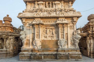 Kanchipuram kailasanathar tapınağının antik tapınağı ve 685-705ad döneminde kumtaşı bileşik malzeme kullanılarak inşa edilmiş oymalar ve türbeler çok sayıda içerir.konuya düşük ışık seçici odak