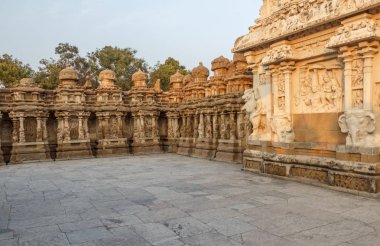 Kanchipuram kailasanathar tapınağının antik tapınağı ve 685-705ad döneminde kumtaşı bileşik malzeme kullanılarak inşa edilmiş oymalar ve türbeler çok sayıda içerir.konuya düşük ışık seçici odak