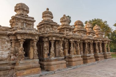 Kanchipuram kailasanathar tapınağının antik tapınağı ve 685-705ad döneminde kumtaşı bileşik malzeme kullanılarak inşa edilmiş oymalar ve türbeler çok sayıda içerir.konuya düşük ışık seçici odak