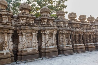 Kanchipuram kailasanathar tapınağının antik tapınağı ve 685-705ad döneminde kumtaşı bileşik malzeme kullanılarak inşa edilmiş oymalar ve türbeler çok sayıda içerir.konuya düşük ışık seçici odak