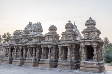 Kanchipuram kailasanathar tapınağının antik tapınağı ve 685-705ad döneminde kumtaşı bileşik malzeme kullanılarak inşa edilmiş oymalar ve türbeler çok sayıda içerir.konuya düşük ışık seçici odak