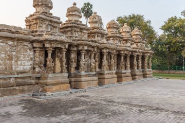 Kanchipuram kailasanathar tapınağının antik tapınağı ve 685-705ad döneminde kumtaşı bileşik malzeme kullanılarak inşa edilmiş oymalar ve türbeler çok sayıda içerir.konuya düşük ışık seçici odak