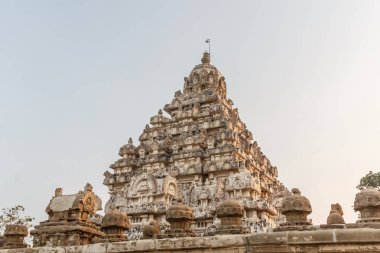 Kanchipuram kailasanathar tapınağının antik tapınağı ve 685-705ad döneminde kumtaşı bileşik malzeme kullanılarak inşa edilmiş oymalar ve türbeler çok sayıda içerir.konuya düşük ışık seçici odak