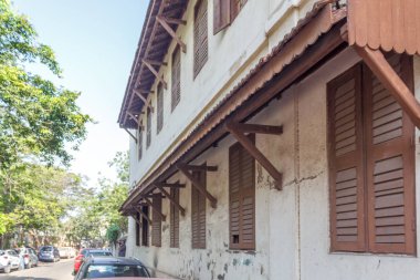 evin yaşlı yaşlı tanımlanamayan dış görünümü