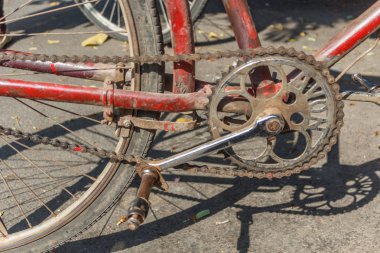 eski paslı harap bisiklet