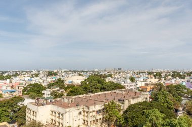 Güzel kara bulutları olan bir kasabanın doğal hava görünümü