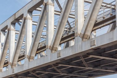 Zikzak hatları ile tanımlanamayan metro treni demir köprü usi inşa