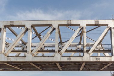 Zikzak hatları ile tanımlanamayan metro treni demir köprü usi inşa