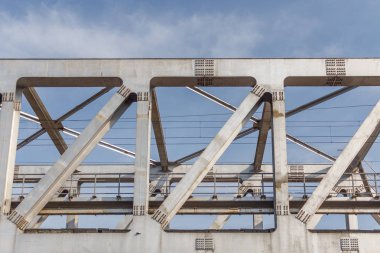 Zikzak hatları ile tanımlanamayan metro treni demir köprü usi inşa