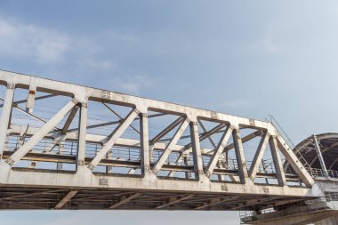 Zikzak hatları ile tanımlanamayan metro treni demir köprü usi inşa