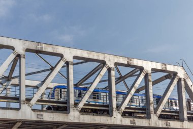 Zikzak hatları ile tanımlanamayan metro treni demir köprü usi inşa