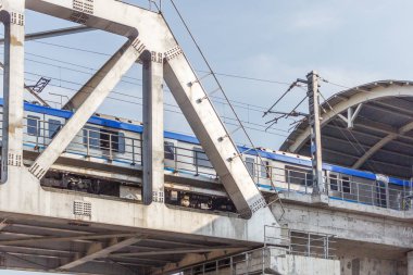 Zikzak hatları ile tanımlanamayan metro treni demir köprü
