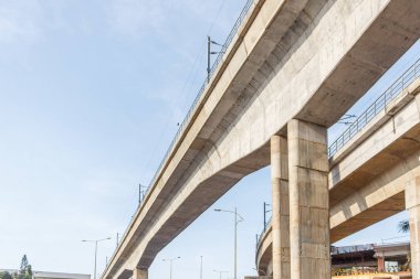 chennai hindistan mayıs 27 2018 çift kişilik metro tren köprüsü constr