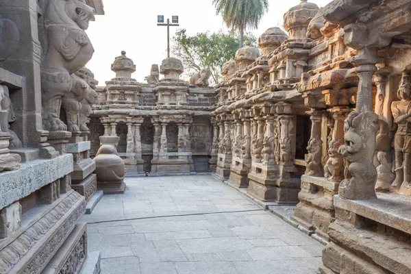 Kanchipuram kailasanathar tapınağının antik tapınağı ve 685-705ad döneminde kumtaşı bileşik malzeme kullanılarak inşa edilmiş oymalar ve türbeler çok sayıda içerir.konuya düşük ışık seçici odak