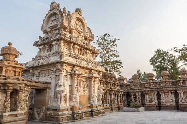 Kanchipuram kailasanathar tapınağının antik tapınağı ve 685-705ad döneminde kumtaşı bileşik malzeme kullanılarak inşa edilmiş oymalar ve türbeler çok sayıda içerir.konuya düşük ışık seçici odak
