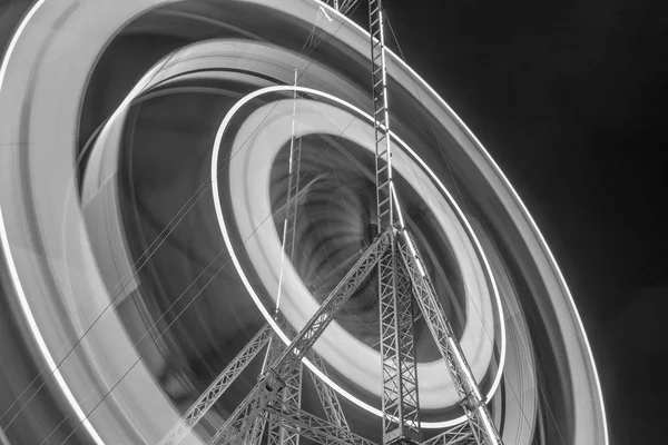 Spettacolo laterale della ruota panoramica gigante in bianco e nero — Foto Stock