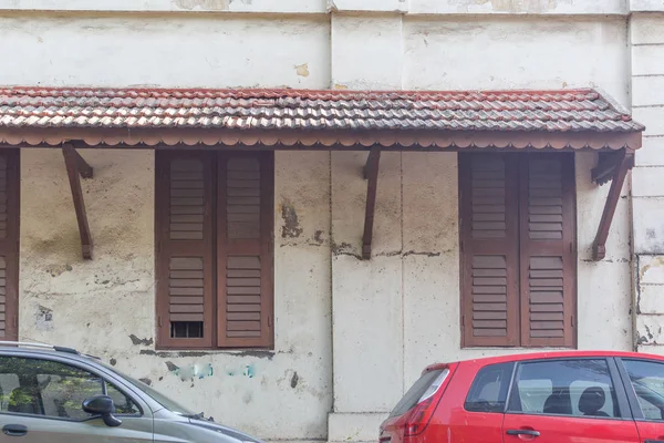 evin yaşlı yaşlı tanımlanamayan dış görünümü