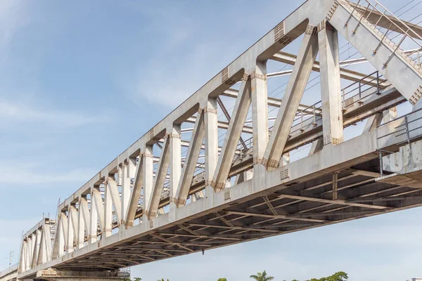 Pont de fer de métro non identifié avec des lignes de zigzag construit usi — Photo