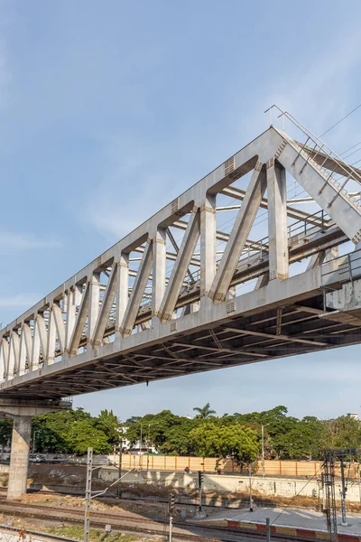 สะพานเหล็กรถไฟใต้ดินที่ไม่ระบุตัวตนที่มีเส้นซิกแซกสร้างขึ้น — ภาพถ่ายสต็อก