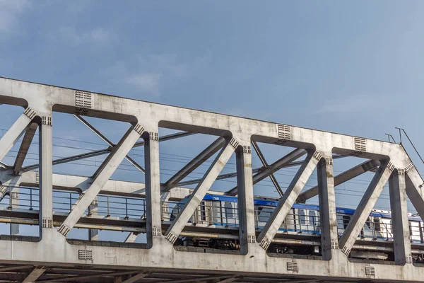 Puente de hierro del metro no identificado con líneas en zigzag construidas usi — Foto de Stock