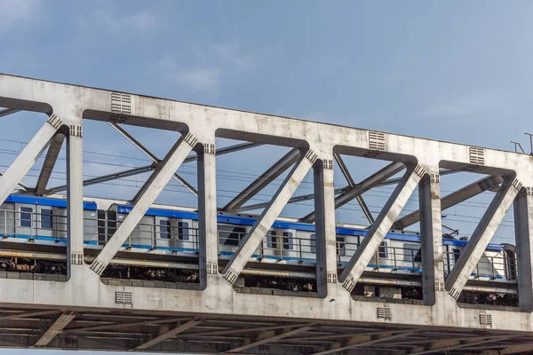 Puente de hierro del metro no identificado con líneas en zigzag construidas usi — Foto de Stock
