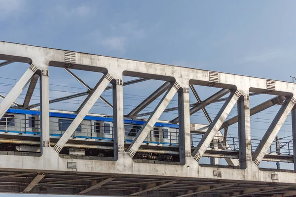 Puente de hierro del metro no identificado con líneas en zigzag construidas usi — Foto de Stock