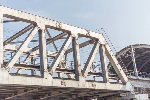 Puente de hierro del metro no identificado con líneas en zigzag construidas usi — Foto de Stock