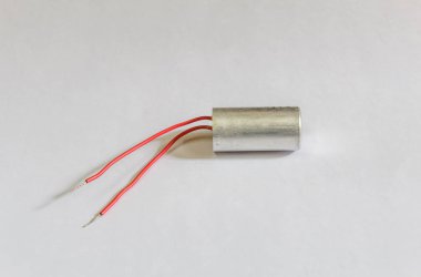 Beyaz arka planda yalıtılmış kondansatör