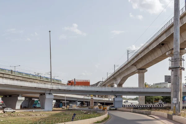 Carretera nacional visto con los vehículos de velocidad en la carretera conmigo — Foto de Stock