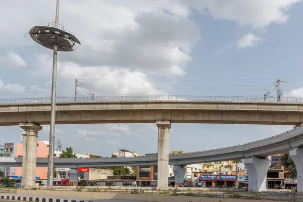 Carretera nacional visto con los vehículos de velocidad en la carretera conmigo — Foto de Stock