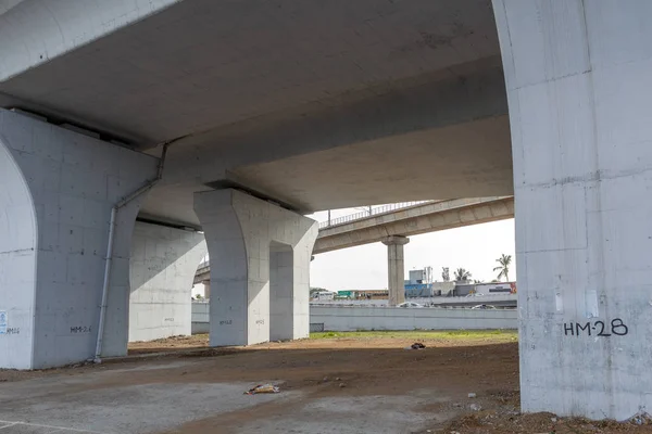 Carretera nacional visto con los vehículos de velocidad en la carretera conmigo — Foto de Stock