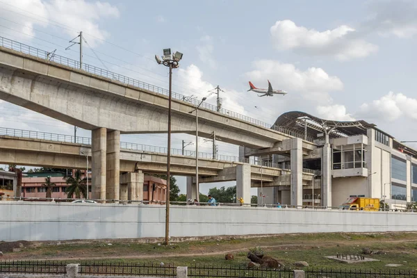 Carretera nacional visto con los vehículos de velocidad en la carretera conmigo — Foto de Stock